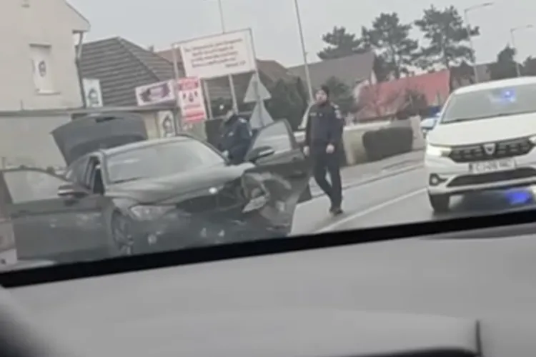 VIDEO. Accident spectaculos în Cluj! O mașină a fost făcută praf în urma unui impact violent: Poliția a intervenit de urgență