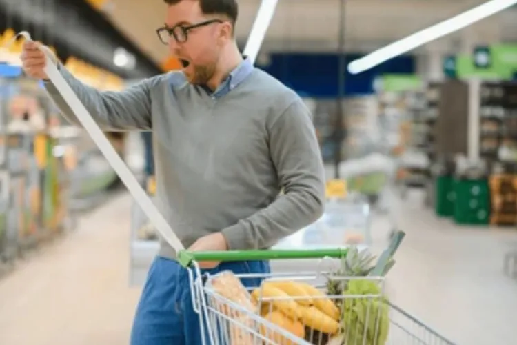 România, lider absolut la scumpiri în UE: De ce plătim cele mai mari prețuri la mâncare și de ce 2026 se anunță și mai dureros pentru buzunare