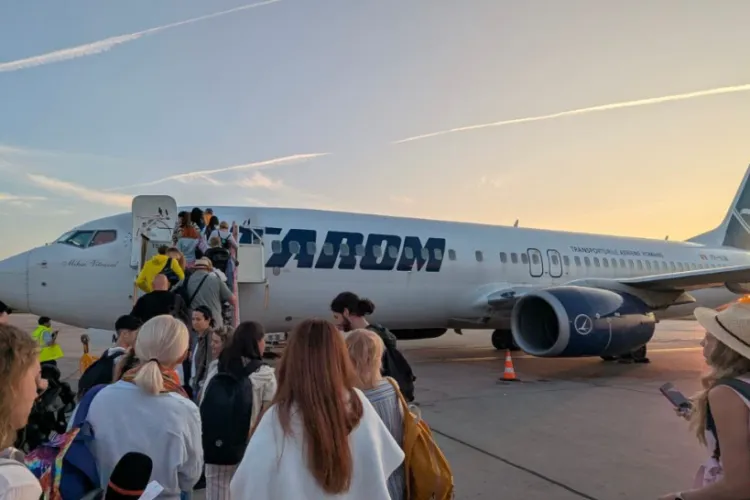 Cei 300 de români care vor fi repatriați de TAROM, amânați pe azi: Zborurile vor fi efectuate imediat ce toți pasagerii ajung la aeroportul din Cairo