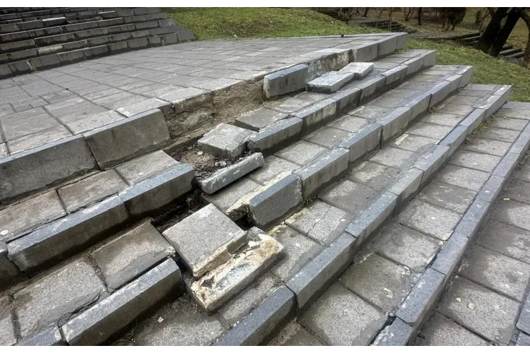 Clujenii fac haz de necaz după dezastrul de pe Cetățuie din Cluj-Napoca: „Cum să uiți de metrou și centură? Îți rupi gâtul pe scări!”