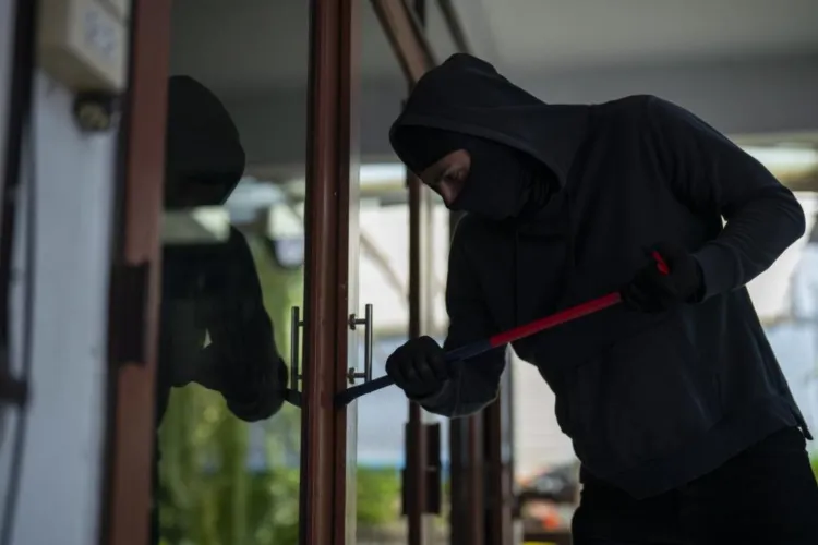 Doi adolescenți de 17 ani, reținuți după ce au dat mai multe spargeri într-o singură săptămână. Au furat până și din biserică