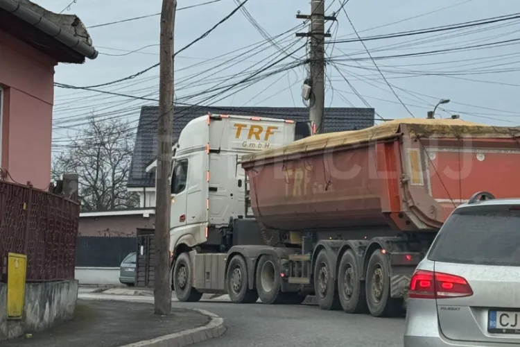 Stradă paralizată în Cluj-Napoca! Oamenii nu mai pot ieși din curți din cauza TIR-urilor: „Este inadmisibil” FOTO/VIDEO