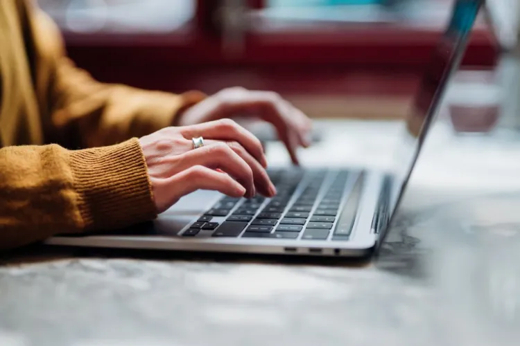 Surpriză pe piața muncii! 7 din 10 joburi pentru începători sau fără studii afișează salariul: Ce oferte au Clujul și marile orașe