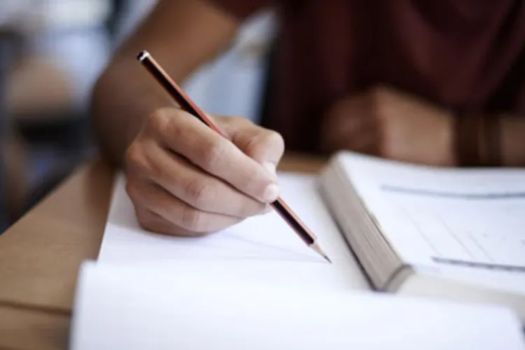 Ministerul Educației face pasul surpriză: Olimpicii pot intra la liceu fără Evaluarea Națională în 2026 - 2027