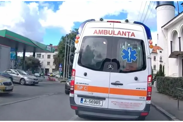 Incident grav la o școală! Un elev de 13 ani a căzut de la etaj în timpul pauzei. Medicii au intervenit de urgență 