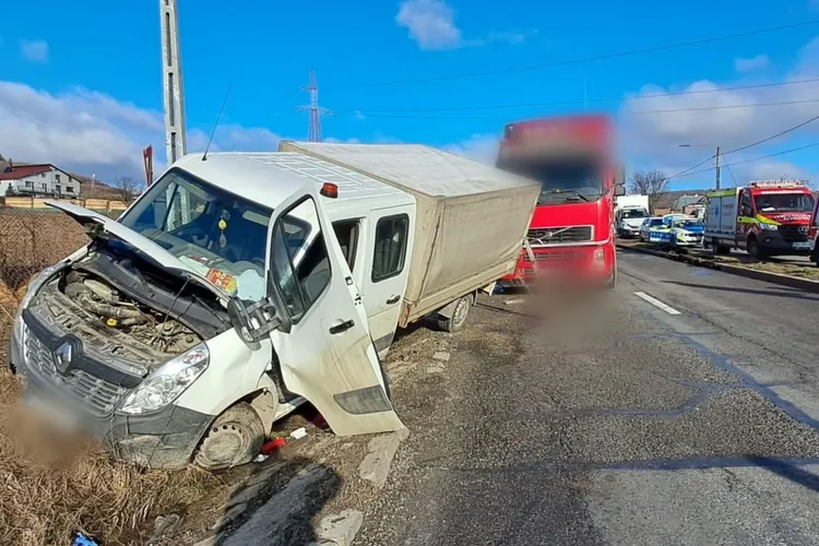 VIDEO. Accident grav pe DN1 E60 în Vâlcele, Cluj. Autoutilitară și un TIR, implicate. Șofer cu multiple traumatisme, scos cu greu de pompieri