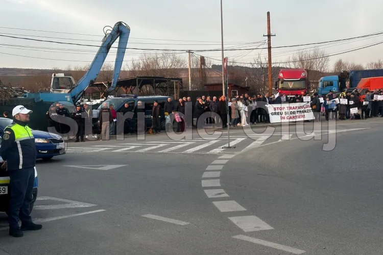 VIDEO. Protest în Someșeni, Cluj, din cauza traficului pe strada Bărc: „Ne-am săturat. 1000 de mașini pe oră într-o zonă rezidențială. Cum e posibil asta?”
