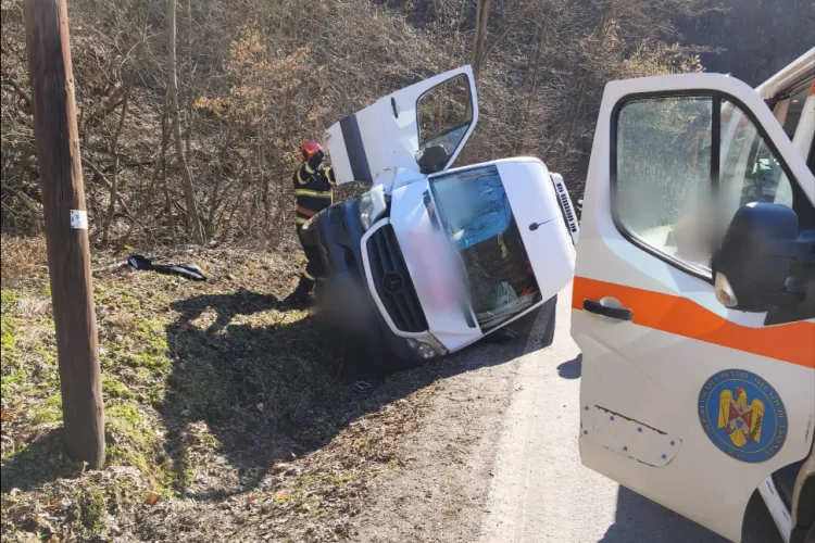 Accident Cluj: Un microbuz s-a răsturnat în șanț, după impactul puternic cu o mașină. Pompierii au găsit trei persoane. Una a fost dusă deja la spital FOTO