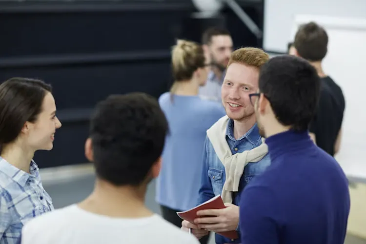 Scene emoționante la Cluj: Foști consumatori de substanțe și-au spus poveștile în fața a peste 450 de elevi: „Prețuiește viața”