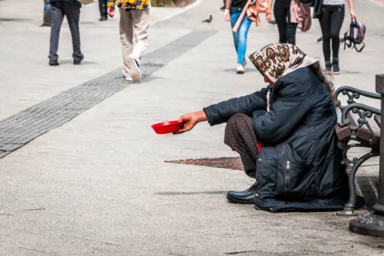 Vârstnici folosiți de posibile rețele de cerșetorie organizată din Cluj! O femeie de peste 70 de ani cere bani trecătorilor în fiecare zi