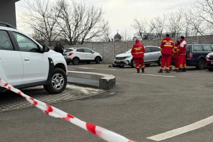 Tragedie în Florești! Un bărbat a fost găsit mort între mașinile de lângă blocul unde locuia. Medicii clujeni nu au mai putut face nimic pentru el