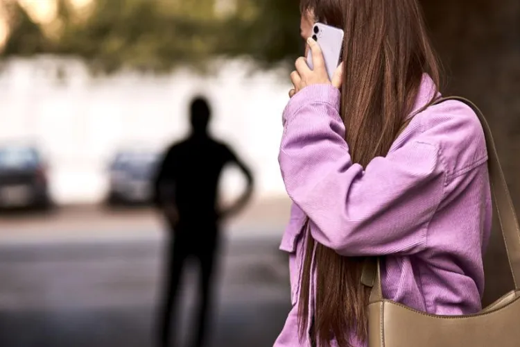 Femeie hărțuită constant! Bărbatul a încălcat ordinul de protecție de zeci de ori, trimițând pachete, mesaje și urmărind-o pe stradă