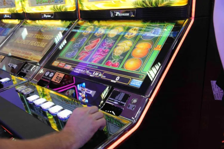 Un fost consilier local nu vrea să scoată păcănelele și pariurile din Cluj. Care ar fi motivul? „Eficiența reală a interdicției este zero”