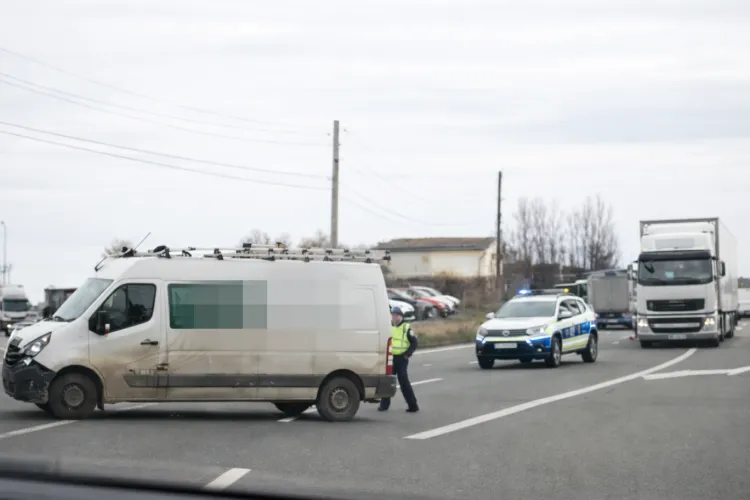 Impact violent în Cluj-Napoca între două mașini! O dubă a intrat în plin într-o mașină pe Calea Baciului! O femeie a ajuns la spital VIDEO 