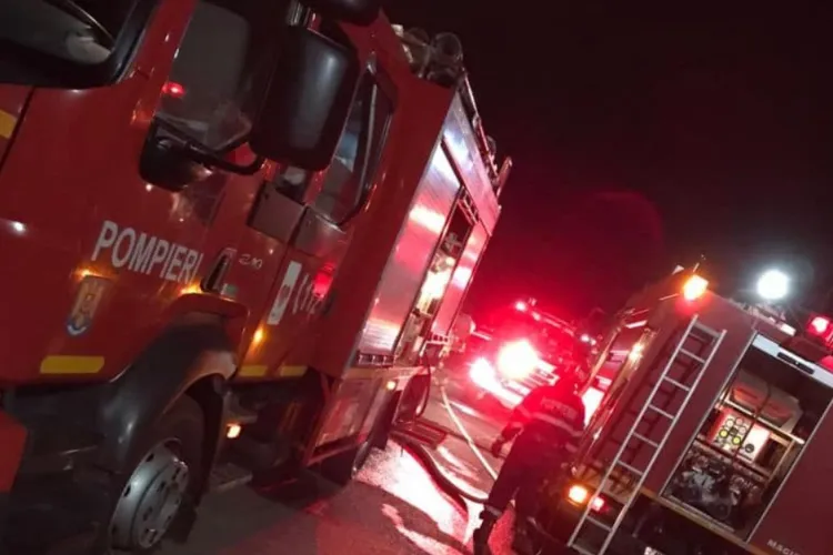 Incendiu la un bloc de locuințe într-o localitate din județul Cluj. Casa scării a fost inundată de fum gros, locuitorii s-au panicat și au fugit 