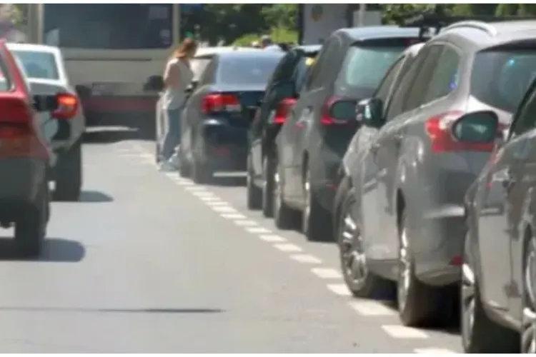 Intersecție blocată în Borhanci, Cluj-Napoca! Șoferii ies „la ghici” în trafic din cauza mașinilor parcate ilegal: „Situația este extrem de periculoasă”