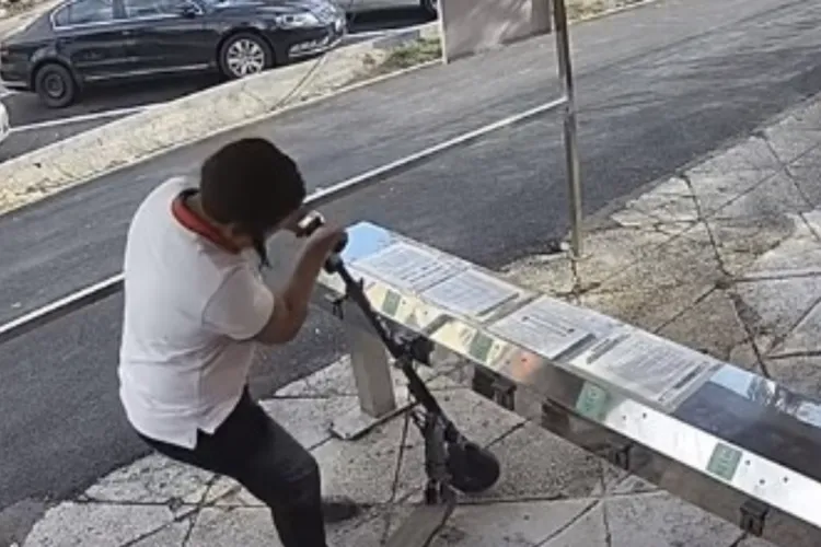 Furt în plină zi la Cluj-Napoca: Hoțul a tăiat sistemul de siguranță și a dispărut cu două trotinete! Pagubă de peste 4000 de lei pentru un clujean