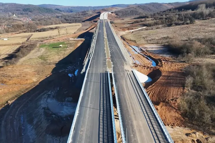VIDEO. Imagini spectaculoase din dronă. Lucrările pe tronsonul Zimbor – Nădășelu avansează rapid pe Autostrada Transilvania. „Gata de Crăciun, 100%”