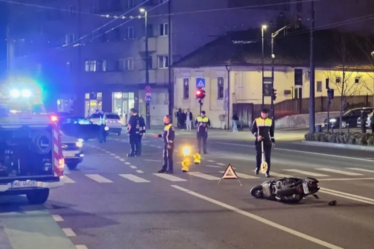 VIDEO. Motociclist lovit de o mașină pe Calea Moților din Cluj-Napoca. A fost transportat de urgență la spital, în urma accidentului