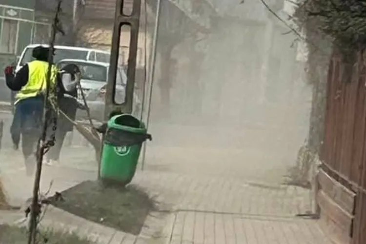 „Dorel” a ieșit la măturat străzile într-o localitate din județul Cluj. Localnicii fac haz de necaz, după ce strada arată ca deșertul Sahara de la praf