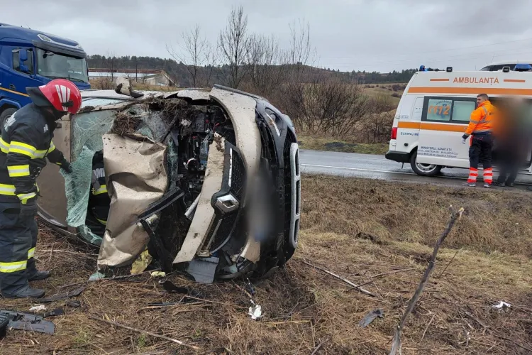 Accident cu o mașină răsturnată pe un drum din județul Cluj. La volan se afla o femeie de 45 de ani. Autoturismul a fost avariat puternic