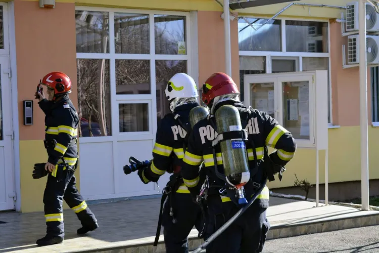 Elevii clujeni au testat evacuarea și au descoperit secretele intervenției pompierilor! Autospecialele ISU Cluj au captivat întreaga clasă