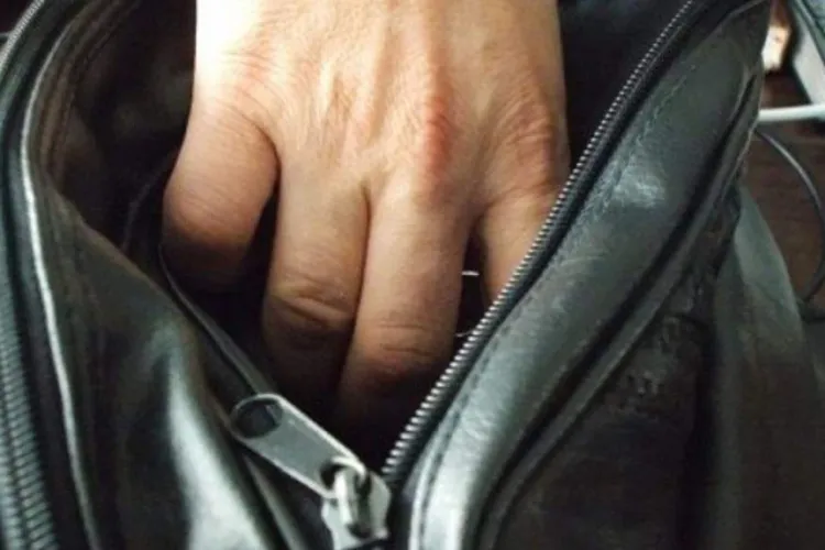 O fată din Cluj s-a trezit cu tranzacții de sute de lei pe card pe care nu le-a făcut ea! Hoțul a făcut 13 plăți frauduloase în doar câteva minute