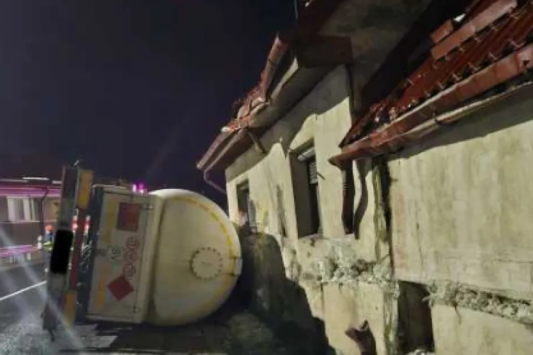 O cisternă cu gaz butan s-a răsturnat! Pompierii au evacuat locuitorii pe o rază de un kilometru și s-a transmis mesaj RO-ALERT 
