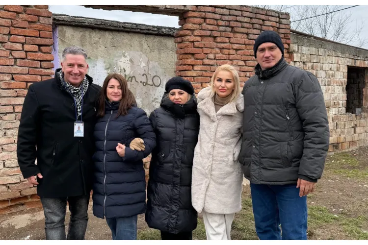 Rocsana Contraș a dus rechizite și jucării pentru 80 de copii dintr-o comunitate vulnerabilă din Cluj: „Doar educația poate schimba destinul unui copil” 