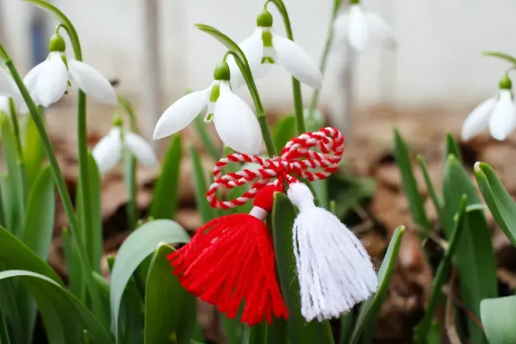 Ce NU ți‑a spus nimeni despre Mărțișor! De ce purtăm mărțișorul alb‑roșu și ce simbol ascunde