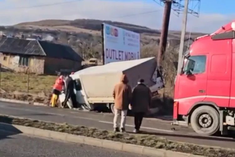 Trafic blocat în Cluj, pe DN1 E60, în urma accidentului produs la Vâlcele. Șofer cu multimple traumatisme extras cu greu de pompieri. Circulați cu prudență