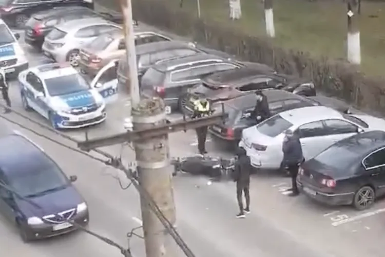 VIDEO. Motociclist rănit grav pe o stradă din Cluj în urma unui accident! Acesta a fost lovit de un bărbat care conducea o mașină electrică