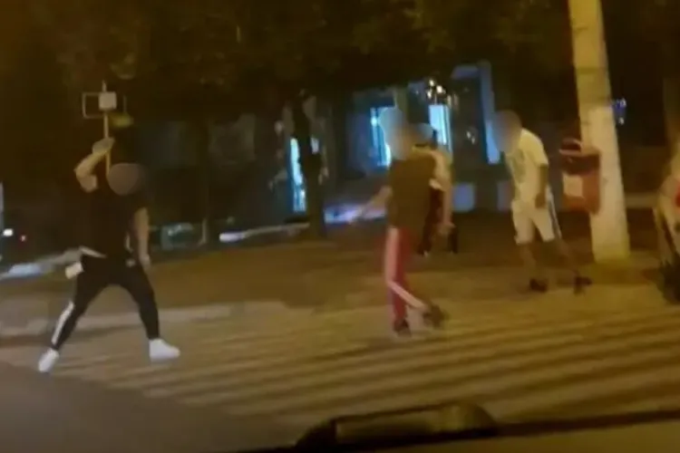 Bătaie sângeroasă cu cuțitele în Cluj! Un bărbat a fost înjunghiat pe trotuar în fața unui restaurant din oraș: Ce sentințe au primit „mafioții”