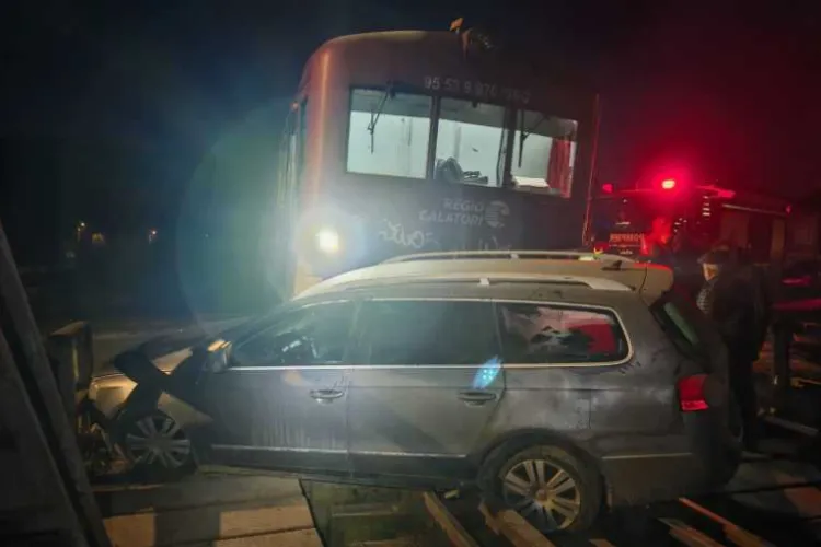 Accident feroviar în această dimineață! Un autoturism a fost spulberat de tren. La fața locului au intervenit de urgență paramedicii SMURD 