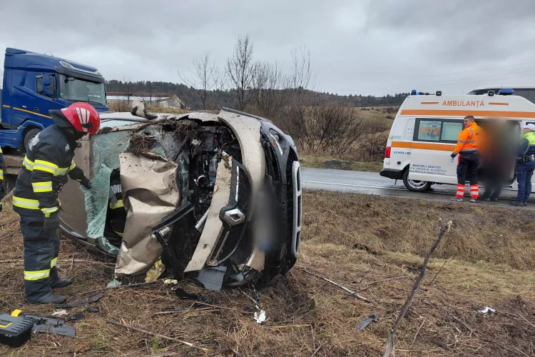 Accident Cluj: O mașină s-a răsturnat dramatic în afara carosabilului. Șoferița, transportată de urgență la spital. Pompierii au mers cu descarcerarea