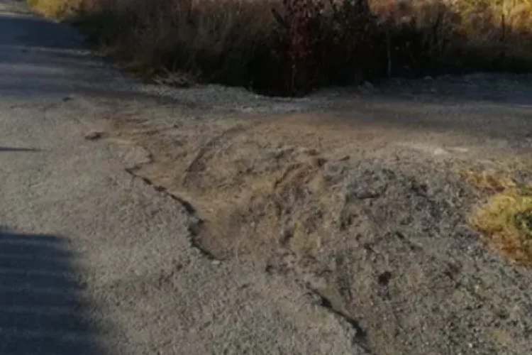 Explozie de furie pe o stradă din Cluj-Napoca plină de gropi: „Vă bateți joc de 10 ani. Nu e recomandat nici pentru căruțe”