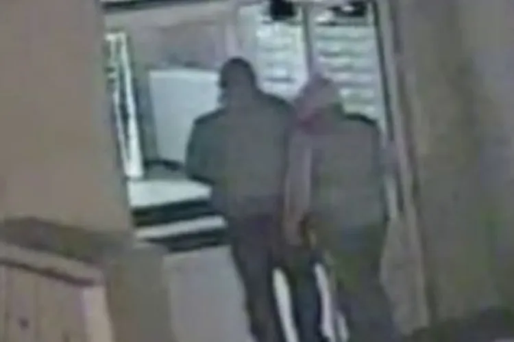 Avertismentul unei tinere pentru clujeni, după o tentativă de furt: „Am dat nas în nas cu hoții când ieșeau din bloc. Atenție cui deschideți la interfon!”