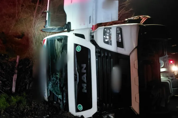 Accident Cluj: Un TIR s-a rasturnat pe drumul Cluj-Oradea, la Bucea. Șoferul în vârstă de 25 de ani, evaluat de medici la fața locului. A avut zile!- FOTO