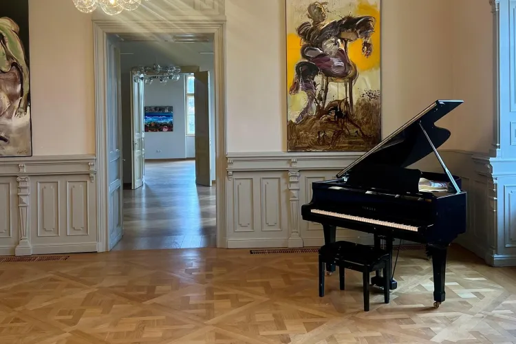 Muzica prinde viață la Cluj! Pian de prestigiu ajunge la Castelul Bánffy pentru recitaluri și evenimente culturale spectaculoase