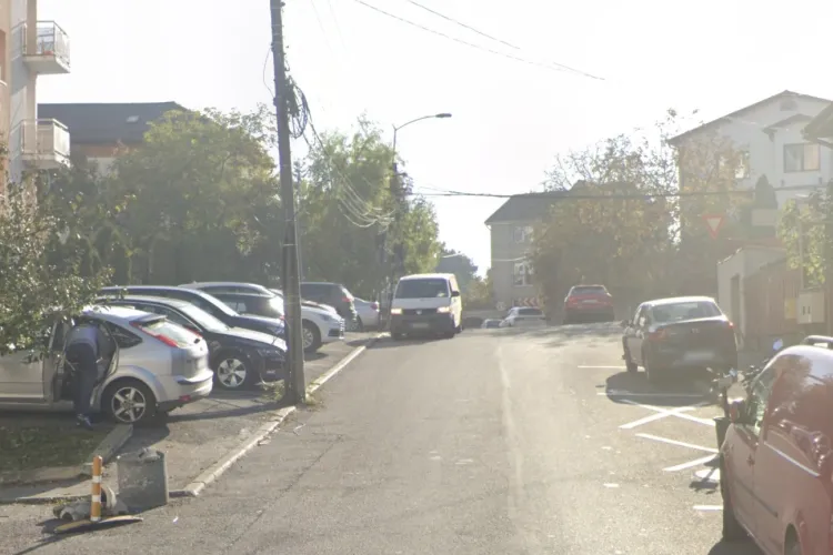 Trotuare blocate de mașini! Locuitorii cer intervenția autorităților pentru siguranța pietonilor la intersecția a două străzi