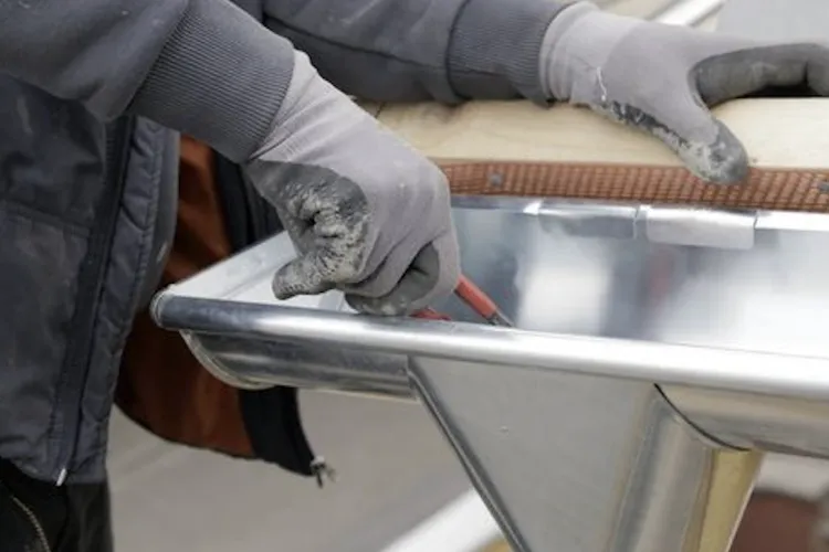 Bărbat de 80 de ani din Cluj amenințat cu bătaia! I-au cerut aproape 40 de mii de lei după ce au terminat lucrarea: „Nu mai ieșiți din casă”