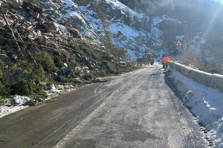 Risc major pe una dintre cele mai spectaculoase șosele din România! Bucată din Transalpina, blocată după căderi de stânci FOTO 