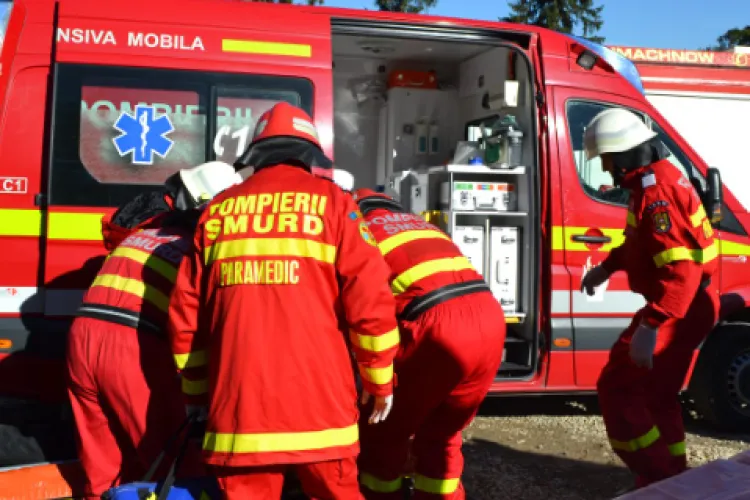 Incident grav! Un copil de 11 ani s-a urcat la volanul unei mașini și și-a accidentat grav mama. Femeia a fost prinsă între mașină și zidul unui imobil 