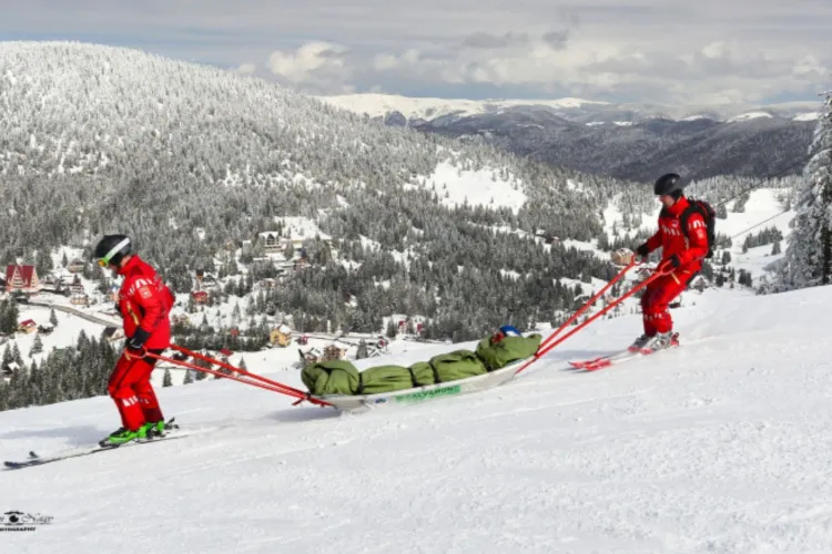 Intervenție dramatică la peste 1.600 de metri altitudine: Trei tineri ucraineni, salvați cu greu din munți de salvamontiști