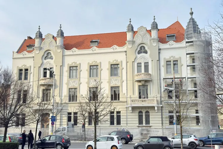 Transformare spectaculoasă în centrul Clujului: Palatul Administrativ, sediul Prefecturii, își recuperează farmecul arhitectural de la 1910