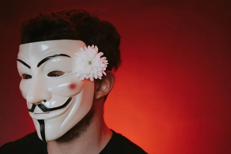 Atenție la „măștile” invizibile ale hackerilor: Cum aceștia se pot da drept colegi, tehnicieni IT sau clienți și îți pot fura banii în câteva secunde