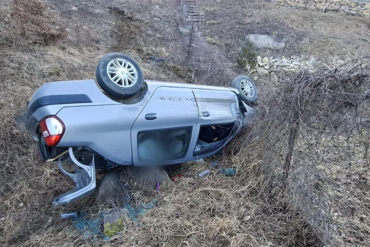 Accident în Cluj: Două mașini s-au ciocnit puternic, iar una dintre ele a ajuns într-o râpă adâncă de 10 metri. Un bărbat a ajuns la spital