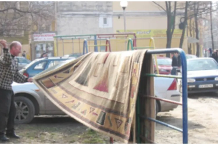 Situație revoltătoare! Un bărbat a început să facă focul sub bătătorul de covoare dintr-un cartier din Cluj-Napoca: „Își frige ceva mâncare”