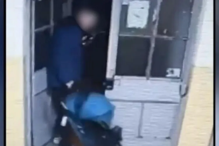 Aveți grijă pe cine lăsați în bloc atunci când răspundeți la interfon! Hoti prinși chiar când ieșeau dintr-un bloc din Cluj cu un cărucior furat