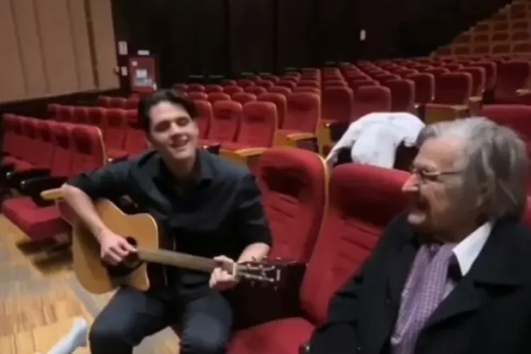 VIDEO. Ce moment la Cluj! Florin Piersic emoționat profund de o dedicație muzicală personală, interpretată de Alex: „Ce bine că ești!”